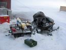 Schneemobil nach einer Eisbärenattacke, Oxfordhalvøya, Nordaustlandet, Svalbard