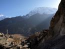 Baga Gompa (= 500 Jahre alter Tempel) mit Annapurna III (7555 m) im Hintergrund, Nepal