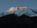 Annapurna III (7555 m, Gipfel nicht sichtbar) kurz vor Sonnenuntergang, Nepal