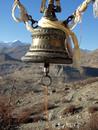 Glocke im Muktinath Tempel, im Hintergrund das Upper Mustang, Nepal