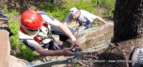 Unterweisung am Übungsklettersteig am Offner Felsen