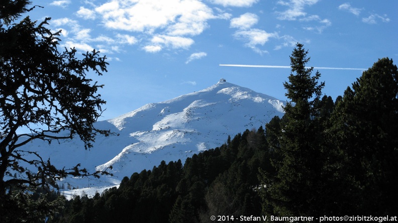Zirbitzkogel mit Zirbitzkogel-Schutzhaus und Flugzeug 20101231_130424.jpg