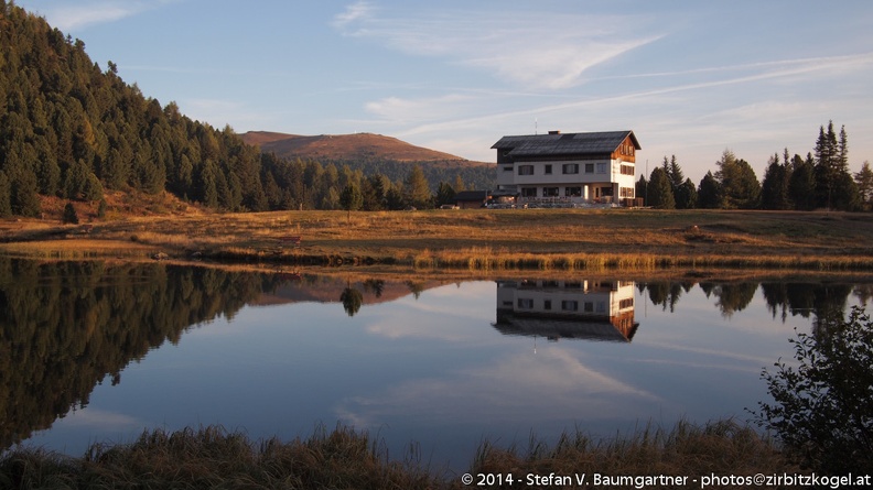Winterleitenhütte (1782 m) mit Kleinem Winterleitensee bei Sonnenaufgang, Steiermark, Österreich+ 20111006_054426.jpg
