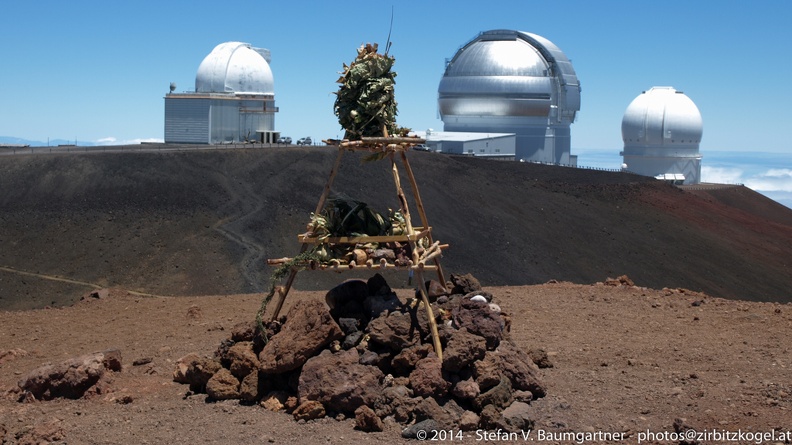 Gipfel des Mauna Kea (4214 m) mit University of Hawai'i 2.2-m Telescope, Gemini Northern Telescope und Canada-France-Hawaii Telescope (CFHT) im Hintergrund, Big Island, Hawaii, USA 20100802_215444.jpg