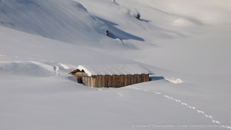 Verschneite Hütte mit Kaninchenspuren beim Aufstieg zum Schafsiedl, Kitzbüheler Alpen, Tirol, Österreich 20050129133355.jpg
