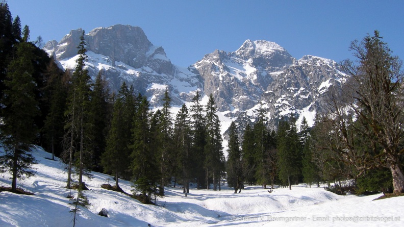 Aufstieg zur Torscharte mit Blick auf die Östliche Karwendelspitze und Vogelkar Spitze, Karwendel, Tirol, Österreich 20060422101606.jpg