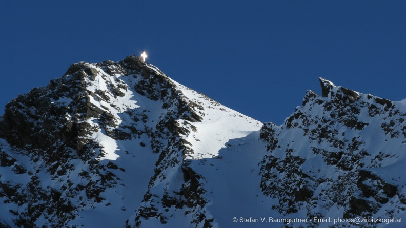 Mystische Sonnenreflexion an einem Gipfelkreuz bei der Abfahrt vom Schartenkopf, Sellrain, Tirol, Österreich 20100123_133146.jpg