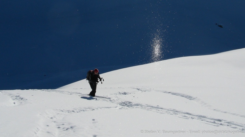 Schneekristalle funkeln in der Sonne beim Aufstieg zum Widdersberg, Tirol, Österreich 20110122_114058.jpg