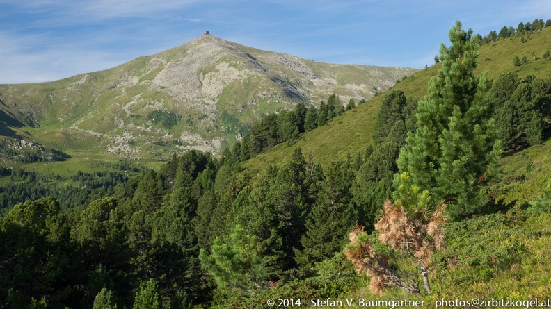 Blick zum Zirbitzkogel beim Aufstieg zum Oberen Schlaferkogel von der Sabathyhütte 20140811_055241.jpg
