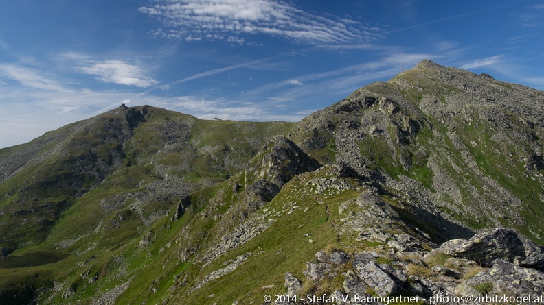 Weiterweg vom Oberen Schlaferkogel: zuerst hinunter in eine Scharte und dann über den Schreibersteig zum Zirbitzkogel-Schutzhaus 20140811_064250.jpg