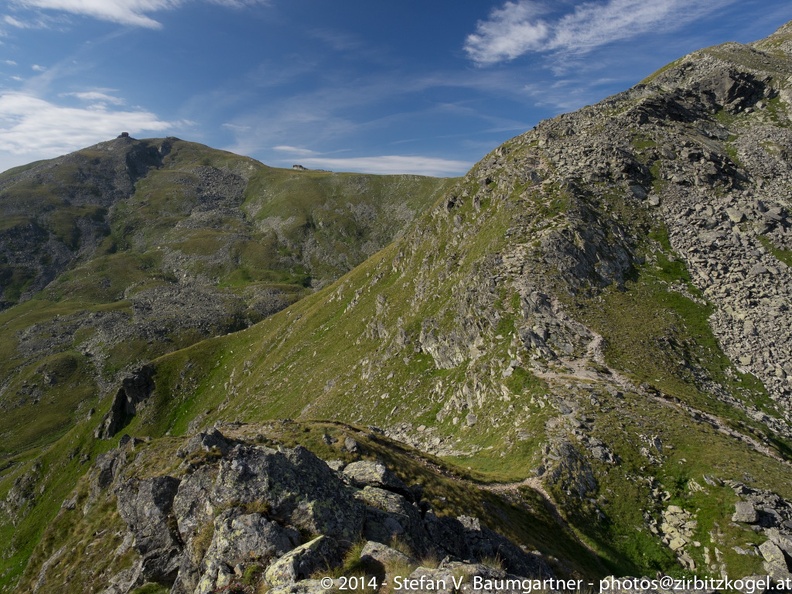 Weggabelung beim Aufstieg von der Sabathyhütte über den Oberen Schlaferkogel: nach rechts geht es hinunter zur Winterleitenhütte und geradeaus über den Schreibersteig zum Zirbitzkogel 20140811_065436.jpg