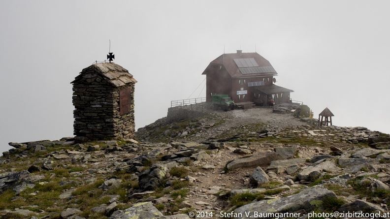 Materl und Schutzhaus des ÖTK (Österreichischer Touristenklub, www.oetk.at) bei leichtem Nebel 20140811_072820.jpg