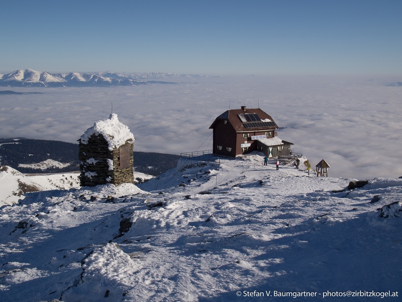 Kurz unterhalb des Gipfels des Zirbitzkogels mit dem Blick auf das Materl und das Zirbitzkogel-Schutzhaus des ÖTK (Österreichischer Touristenklub, www.oetk.at). Links im Hintergrund ragt der Seckauer Zinken aus dem Nebelmeer hervor. 20150218_081938.jpg