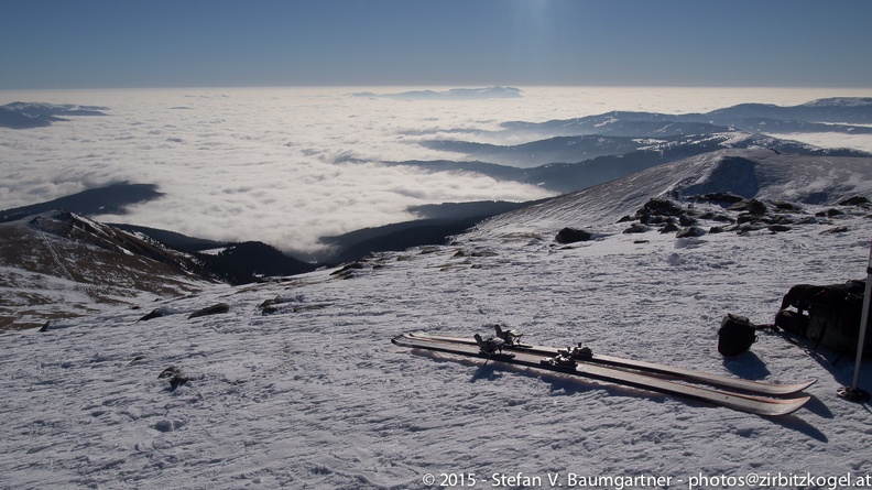 Am Gipfel des Zirbitzkogels mit dem Blick nach Süden zur Koralpe und dem Großen Speickkogel (Bildmitte). 20150218_083400.jpg