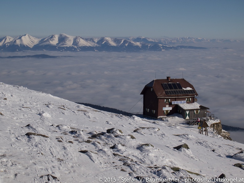 Zirbitzkogel-Schutzhaus des ÖTK - Österreichischer Touristenklub, www.oetk.at, hoch über dem Nebelmeer, das das Aichfeld überflutet. 20150218_083744.jpg