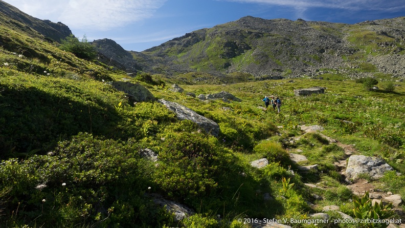 Von der Winterleitenhütte südwärts hinauf zu einer Scharte (links der Bildmitte), wo der Schreibersteig beginnt 20140818_081254.jpg
